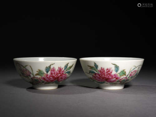 A PAIR OF FAMILLE ROSE BOWLS, 18TH CENTURY