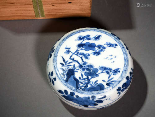 A BLUE AND WHITE FLORAL PASTE BOX, 17TH CENTURY