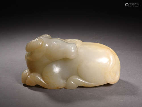 A CREAMY WHITE AND RUSSET JADE BUFFALO, 18TH CENTURY