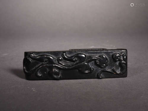 A CELADON AND BLACK JADE SCABBARD SLIDE, 18TH CENTURY