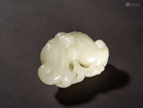 A WHITE JADE WATER CHESTNUT PAPER WEIGHT, 18TH CENTURY