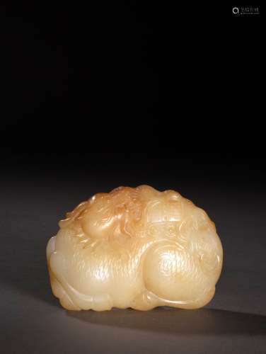 A CREAMY WHITE AND RUSSET JADE BELT BUCKLE, 18TH CENTURY