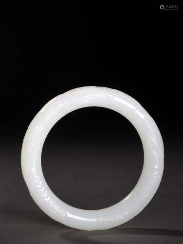 A CARVED WHITE BRACELET, 18TH CENTURY