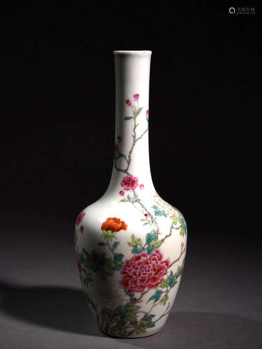 A FAMILLE ROSE PEONIES LONG NECK VASE, 19TH CENTURY