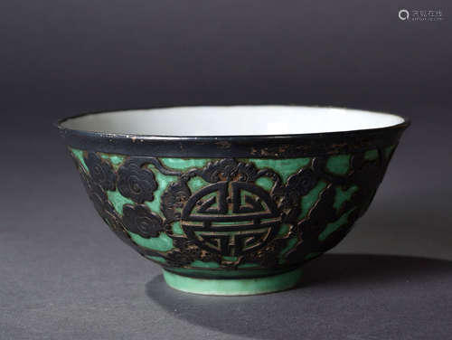 A GREEN GLAZED BOWL, 19TH CENTURY