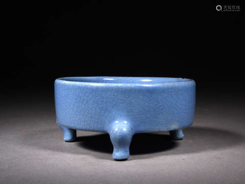 A BLUE GLAZED TRIPOD CENSER, 18TH CENTURY