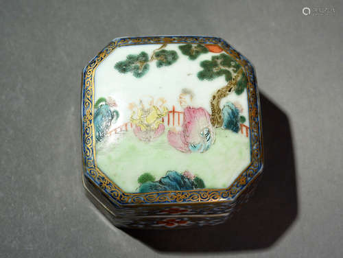 A BLUE AND WHITE AND FAMILLE ROSE DECORATED QUATREFOIL BOX, 18TH CENTURY