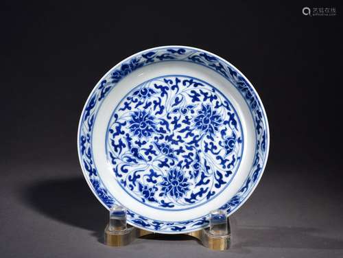 A BLUE AND WHITE LOTUS SCROLLS DISH, 17TH CENTURY