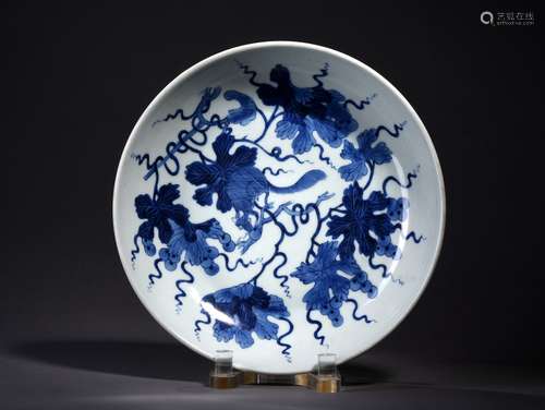 A BLUE AND WHITE SQUIRREL AND GRAPEVINE DISH, 17TH CENTURY