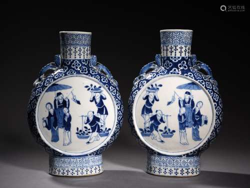 A PAIR OF BLUE AND WHITE FIGURES MOON FLASKS, 19TH CENTURY