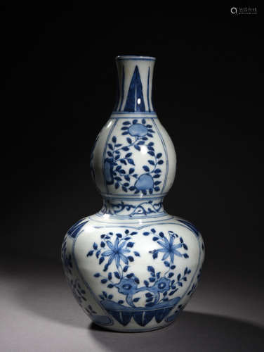 A BLUE AND WHITE FLORAL GOURD VASE, 16TH/17TH CENTURY