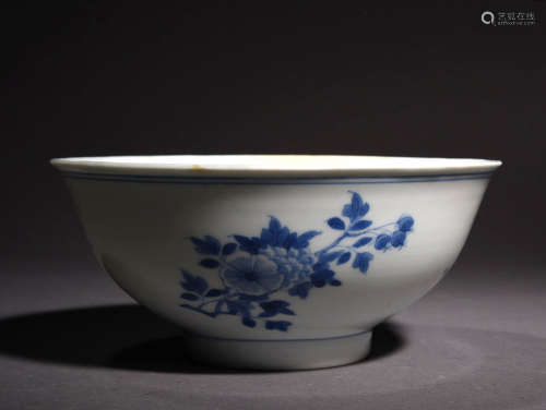 A BLUE AND WHITE FLORAL BOWL, REPUBLIC PERIOD