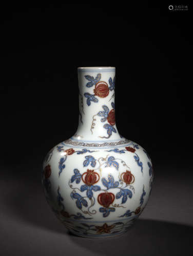 A BLUE AND WHITE AND COPPER RED AND GILT-DECORATED GLOBULAR VASE, 17TH CENTURY