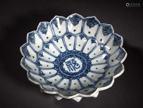 A BLUE AND WHITE LOTUS SHAPED BOWL, 16TH/17TH CENTURY