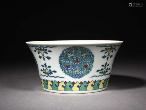 A DOUCAI FLORAL BOWL,18TH CENTURY