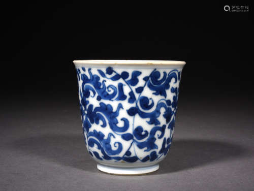 A BLUE AND WHITE BELL-SHAPED CUP, 17TH CENTURY