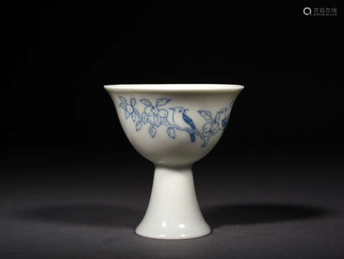 A BLUE AND WHITE FLORAL AND BIRD CUP, 17TH CENTURY