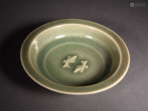 A LONGQUAN CELADON DOUBLE FISHES DISH, 13TH/14TH CENTURY