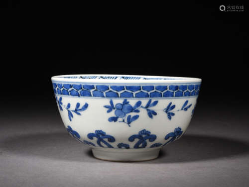 A BLUE AND WHITE FLORAL BOWL, 19TH CENTURY