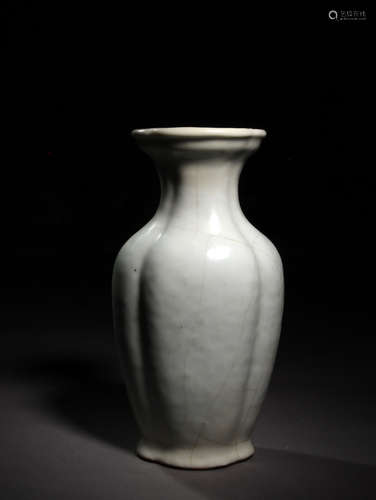 A GUAN-TYPE VASE, 18TH CENTURY