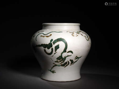 A FAMILLE VERTE DRAGON AND CLOUDS JAR, 17TH CENTURY