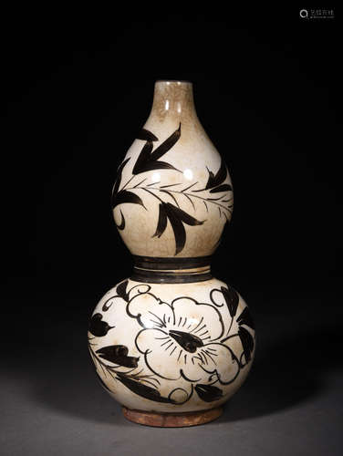 A CIZHOU-TYPE GOURD SHAPED VASE, 16TH CENTURY