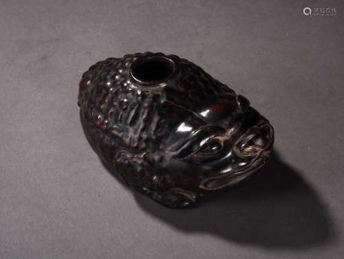 A ROSEWOOD TOAD SHAPED WATER CONTAINER