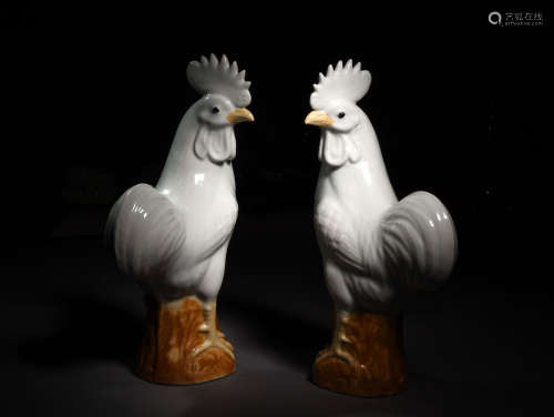 A PAIR OF PORCELAIN ROOSTERS, 18TH/19TH CENTURY