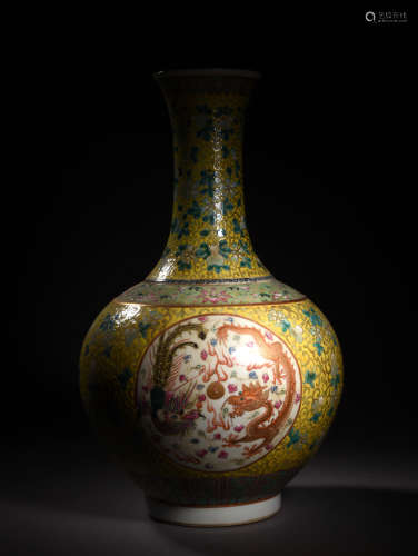 A FAMILLE ROSE GOURD SHAPED DECORATIVE VASE, 19TH CENTURY