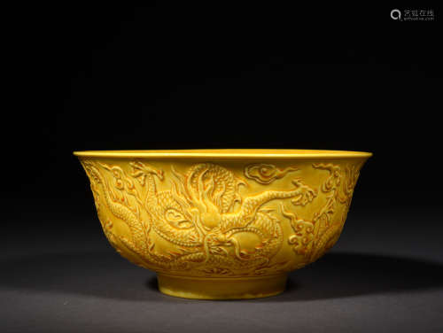 A YELLOW GLAZED INCISED DRAGON BOWL, EARLY 18TH CENTURY