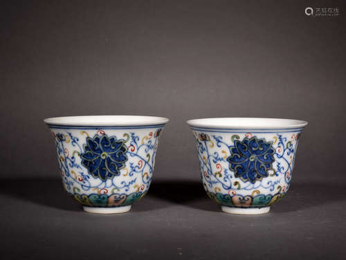 A PAIR OF DOUCAI LOTUS SCROLLS CUPS, 19TH CENTURY