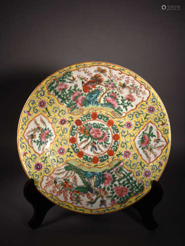 A YELLOW GROUND CANTONSES FAMILLE ROSE PLATE, 19TH CENTURY