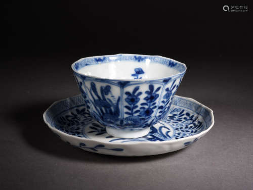 A SET OF BLUE AND WHITE FLORAL TABLEWARES, 17TH CENTURY