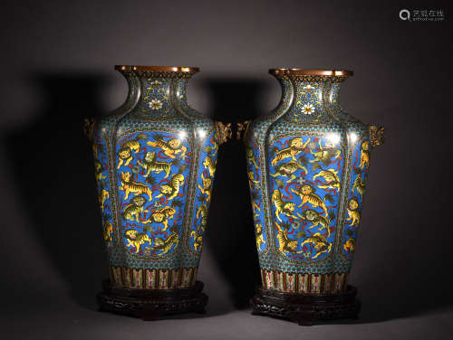 A PAIR OF CLOISONNÉ ENAMEL VASES WITH WOOD STANDS, 19TH CENTURY