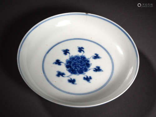 A BLUE AND WHITE AND IRON-RED DECORATED SAUCER DISH, 17TH CENTURY