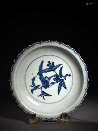 A BLUE AND WHITE LOBED DISH, 15TH/16TH CENTURY