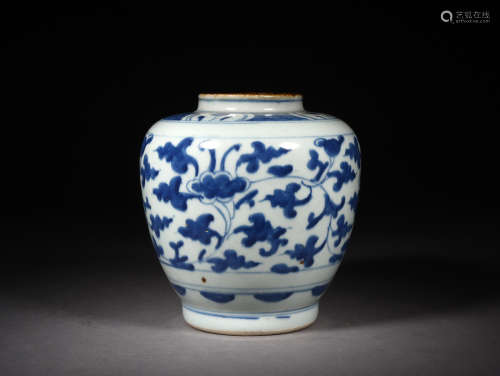 A BLUE AND WHITE FLORAL JAR, 15TH/16TH CENTURY