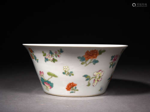 A FAMILLE ROSE FLORAL BOWL, 17TH CENTURY