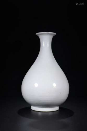 A CHINESE WHITE GLAZED FLOWER MOUTH VASE, LATER QING