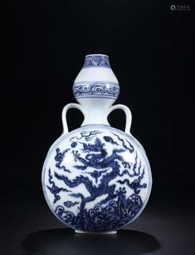 A CHINESE BLUE AND WHITE DRAGON PAINTED VASE, QING