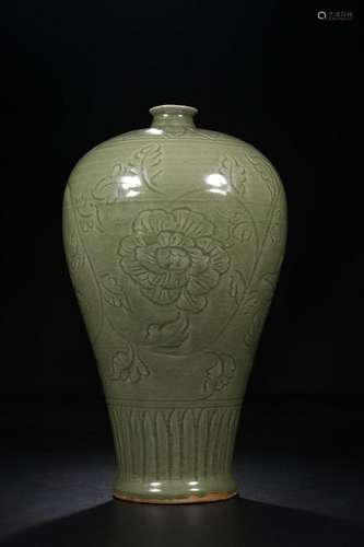 A CHINESE LONGQUAN CELADON VASE, MING DYNASTY