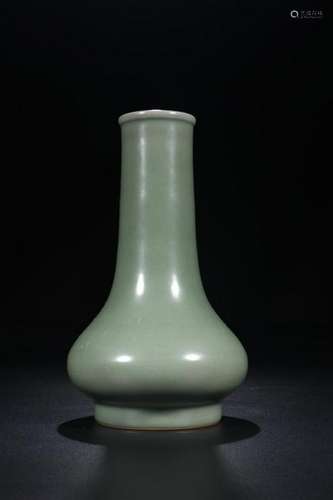 A CHINESE LONGQUAN CELADON VASE, MING DYNASTY