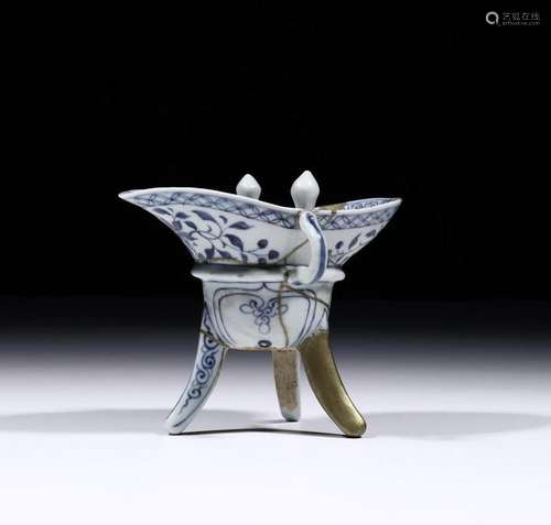 A CHINESE BLUE AND WHITE WINE CUP, MING DYNASTY