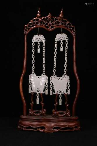 A PAIR OF CHINESE WHITE JADE PENDENT,QING DYNASTY