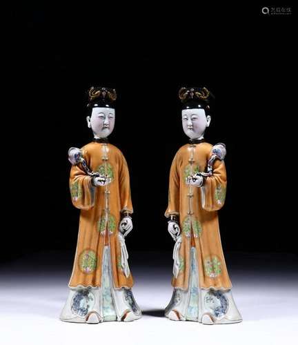 A PAIR OF CHINESE FAMILLE ROSE PORCELAIN STATUE,