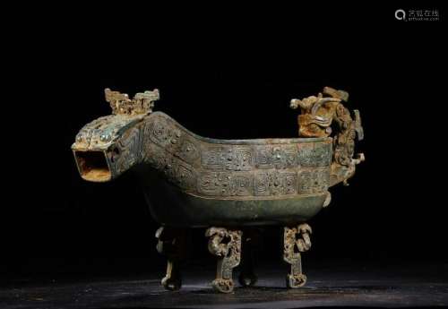 A CHINESE ARCHAIC BRONZE WINE VESSEL, QNG DYNASTY