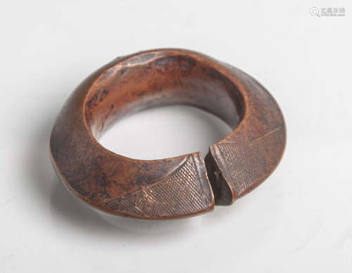 Manilla (Afrika, Kolonialzeit), Ring aus Kupfer m. Verzierung an der Schnittstelle,Geldform, ca. 8,5