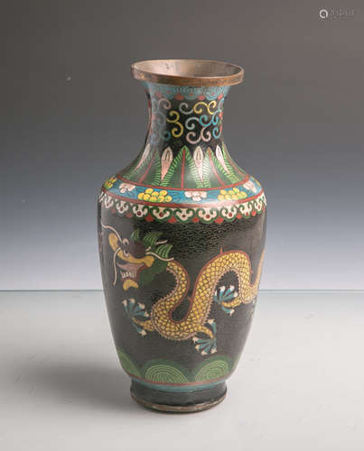 Vase (wohl um 1900, China), Cloisonné-Technik, 2 Himmelsdrachen im Wolkenmeer, Vasenhalsm.