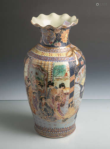 Satsuma-Vase (Japan, wohl 20. Jahrhundert), Porzellan, handbemalt, balusterförmigerKorpus, reich