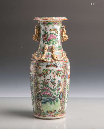 Porzellanvase (China), polychrom bemalt mit Pflanzen- und Vogeldekor, mit Henkel, H. ca.25,5 cm.